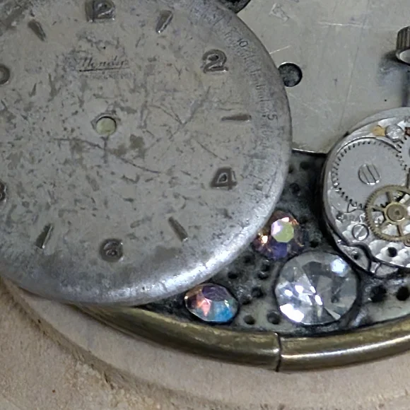 ARTIST Steampunk Pin Watch Parts Brooch Signed Leslie Mones - Picture 6 of 12